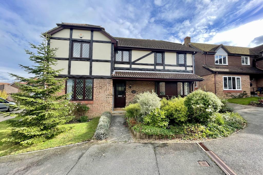 St. Andrews Close, Hailsham, East Sussex, BN27 4 bed detached house for