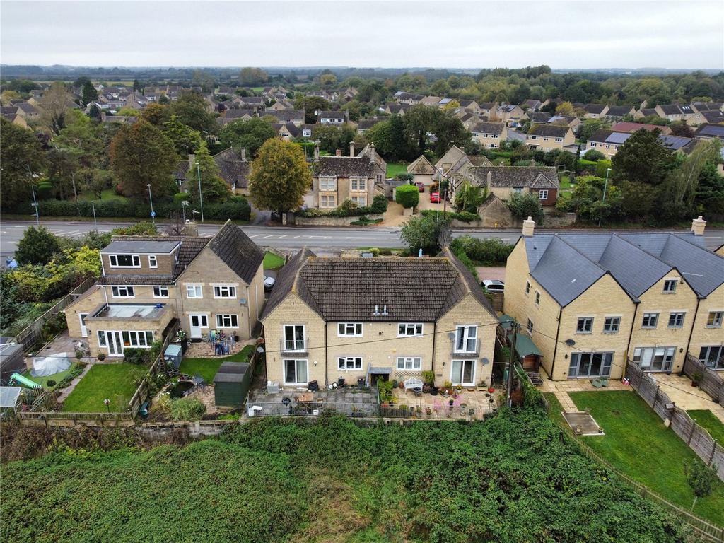 Burford Road, Lechlade, Gloucestershire, GL7 2 bed apartment for sale