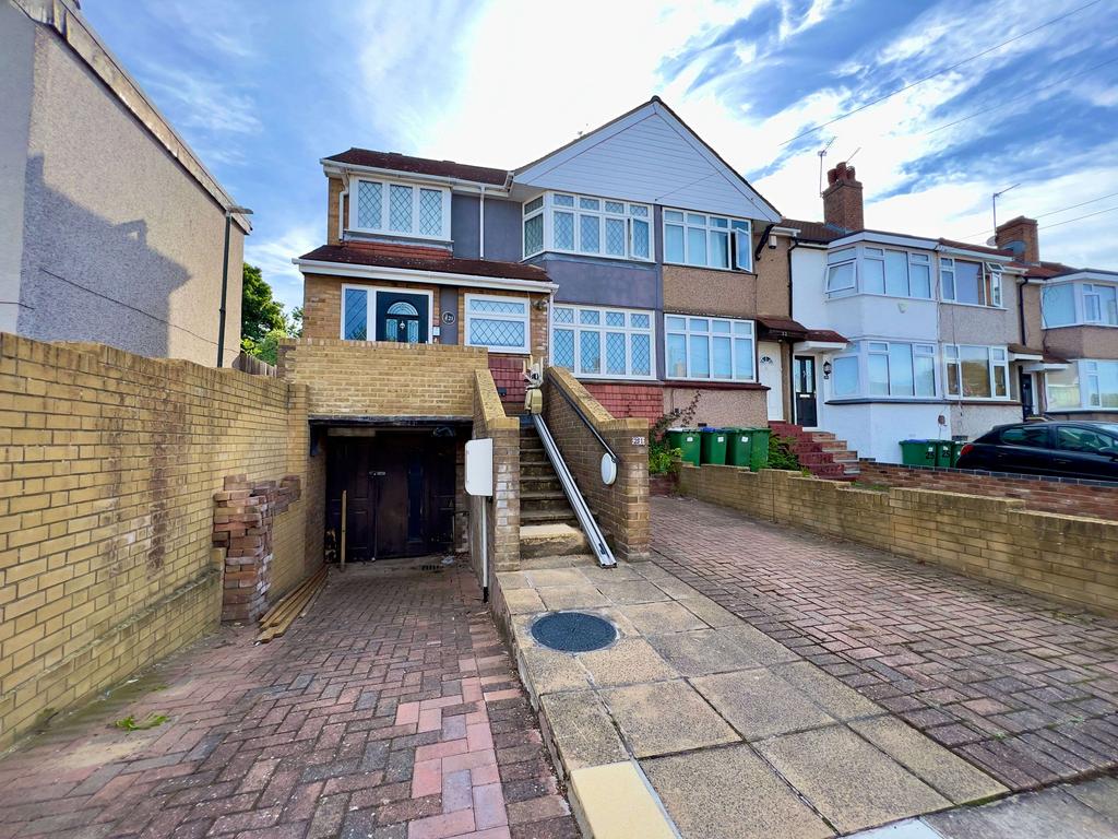Sunland Avenue, Bexleyheath DA6 8LP 4 bed end of terrace house £500,000