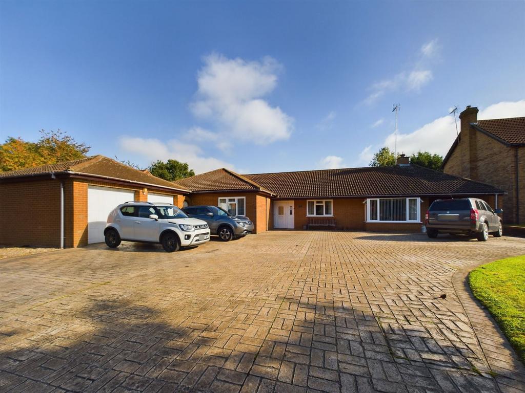 Teal Close West Hunsbury Northampton Nn4 9xf 4 Bed Detached Bungalow