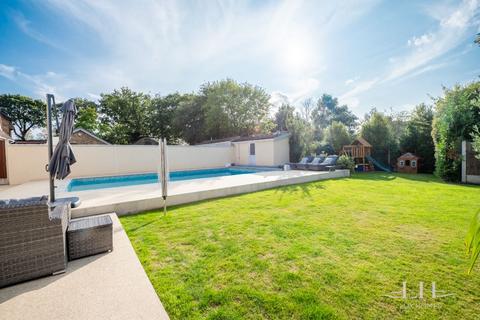 5 bedroom detached house for sale, Fairlawns Close, Hornchurch