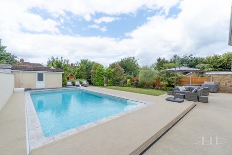 5 bedroom detached house for sale, Fairlawns Close, Hornchurch