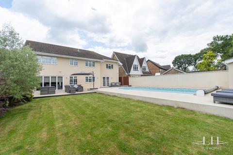 5 bedroom detached house for sale, Fairlawns Close, Hornchurch