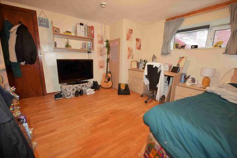 6 bedroom terraced house to rent - Thornville Avenue, Hyde Park LS6
