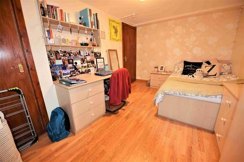 6 bedroom terraced house to rent, Thornville Avenue, Hyde Park LS6