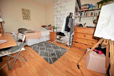 6 bedroom terraced house to rent, Thornville Avenue, Hyde Park LS6