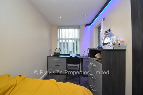 4 bedroom flat to rent, Cliff Road, Hyde Park LS6