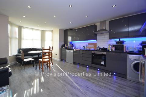 4 bedroom flat to rent, Cliff Road, Hyde Park LS6