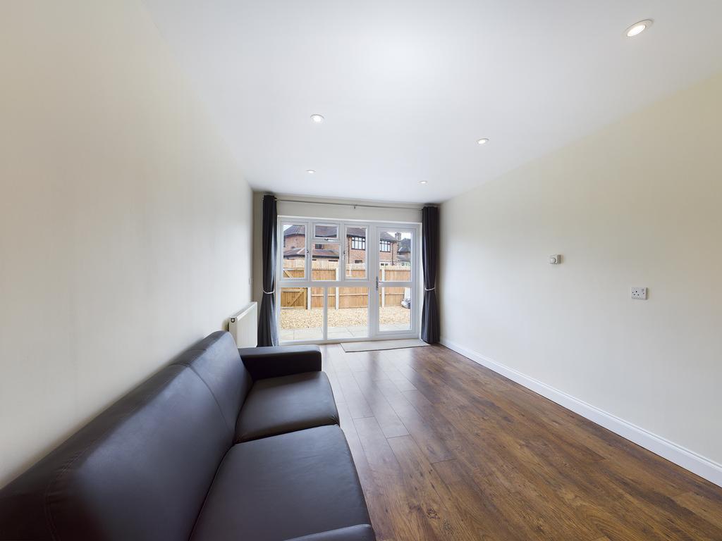 Lakeside Close, Ruislip, HA4 1 bed bungalow £1,275 pcm (£294 pw)