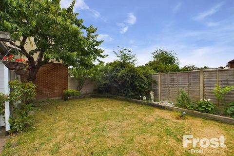 3 Hampton Lane, Hanworth, Feltham, TW13 6NN