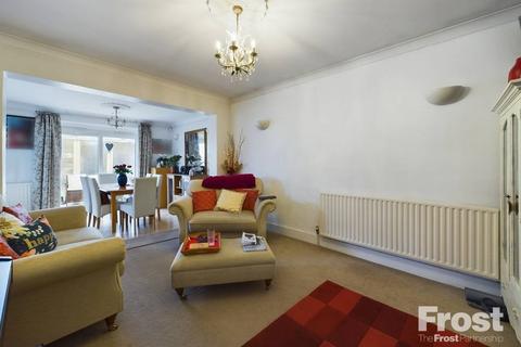 3 Hampton Lane, Hanworth, Feltham, TW13 6NN