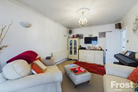 3 Hampton Lane, Hanworth, Feltham, TW13 6NN