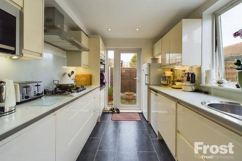 3 Hampton Lane, Hanworth, Feltham, TW13 6NN