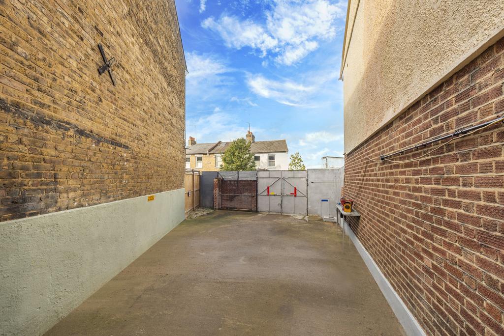 Ryedale, London, SE22 3 bed semidetached house for sale £900,000