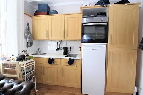 Studio to rent, Heene Court Mansions, Heene Terrace, Worthing, West Sussex, BN11