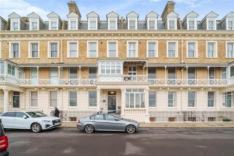 Studio to rent, Heene Court Mansions, Heene Terrace, Worthing, West Sussex, BN11