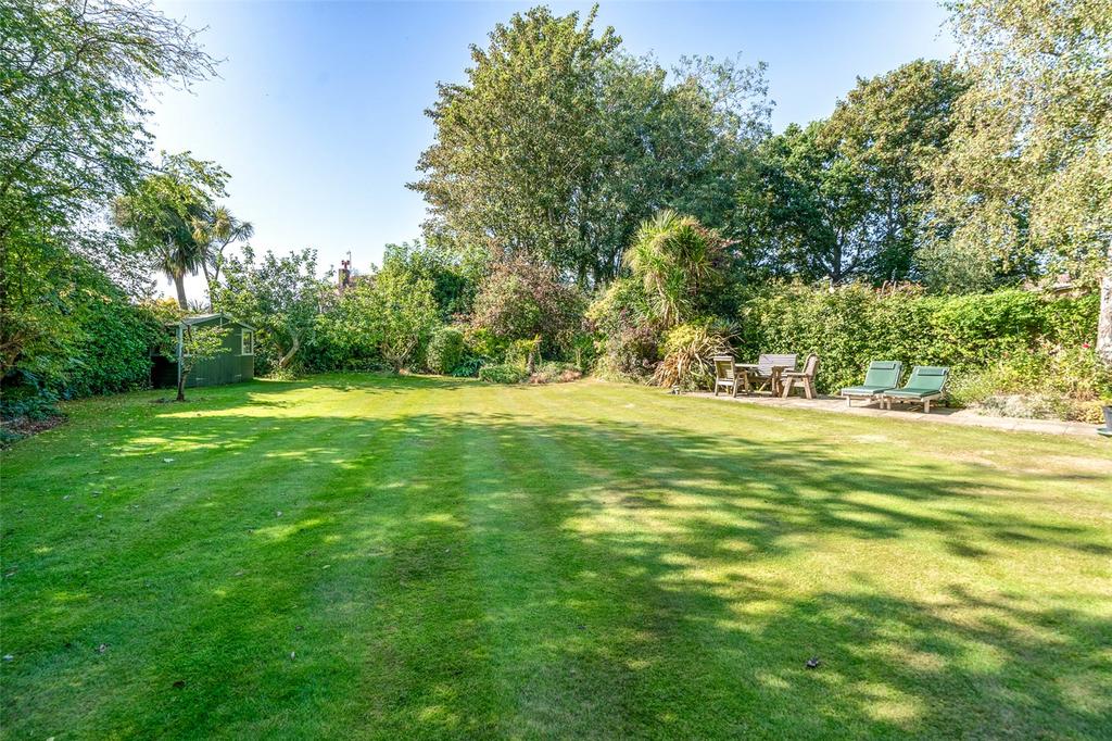 Offington Lane, Worthing, West Sussex, BN14 5 bed detached house for