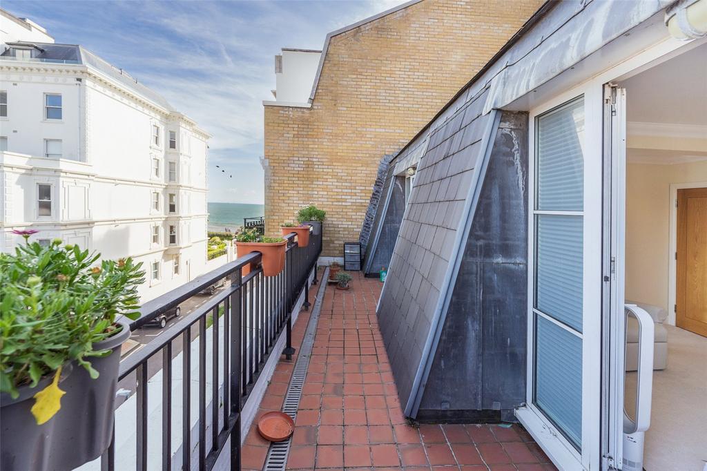 The Warnes, Steyne Gardens, Worthing... 2 bed flat £400,000