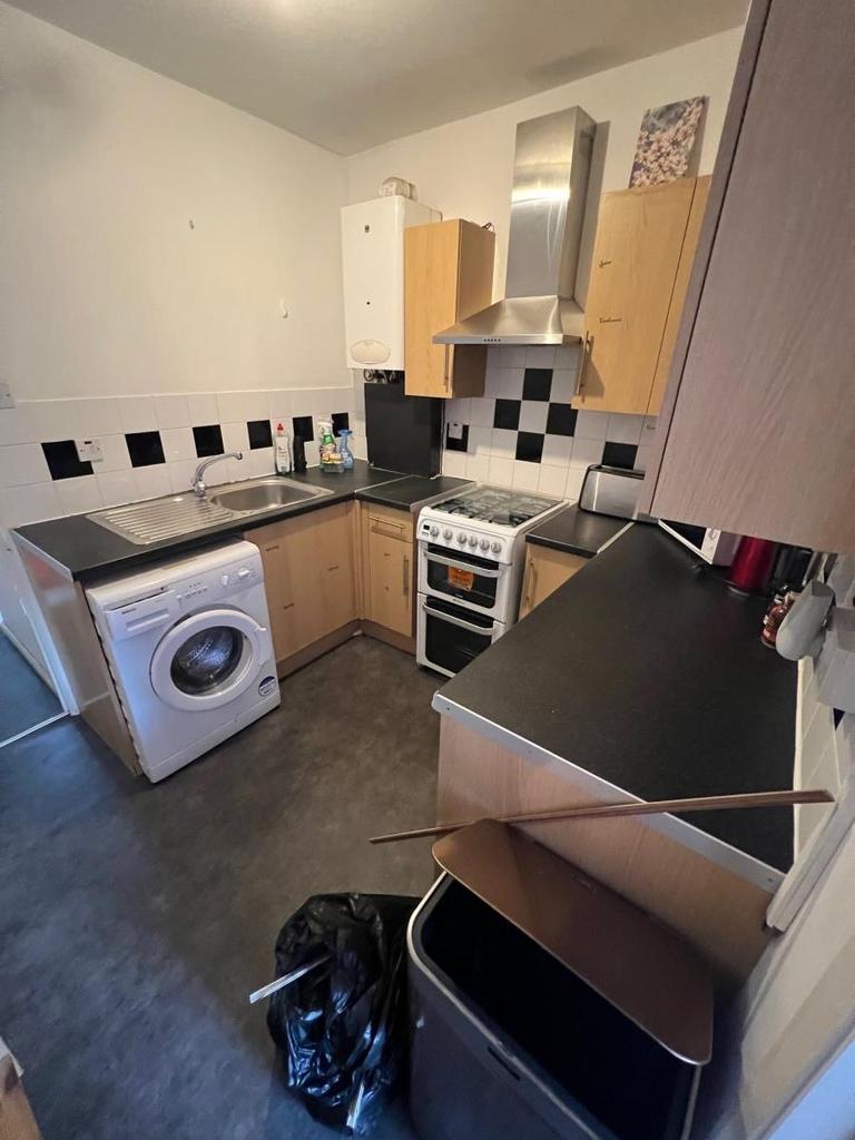 High Road Leytonstone, East London 2 bed flat to rent £1,750 pcm (£