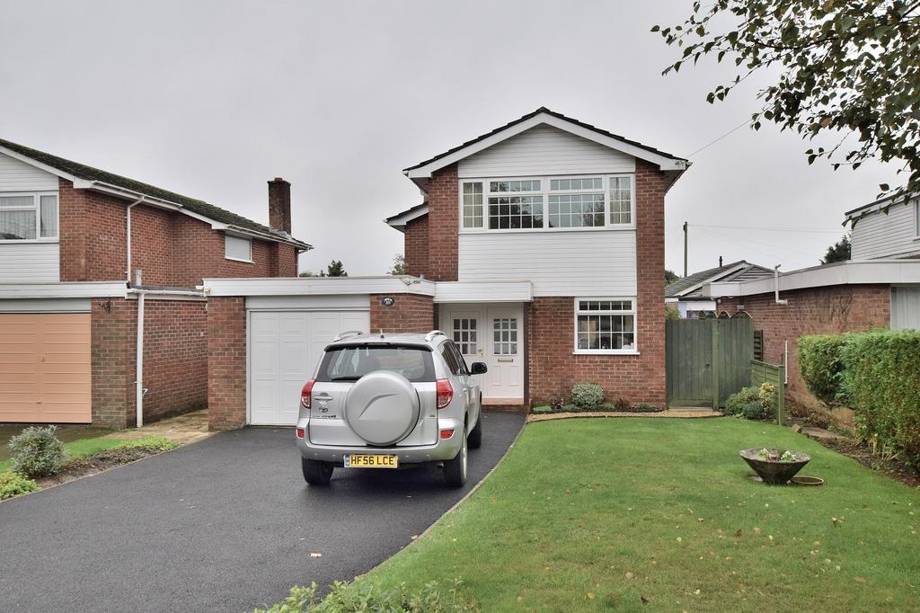 Ashley Road, New Milton, Hampshire. BH25 6BB 4 bed detached house for