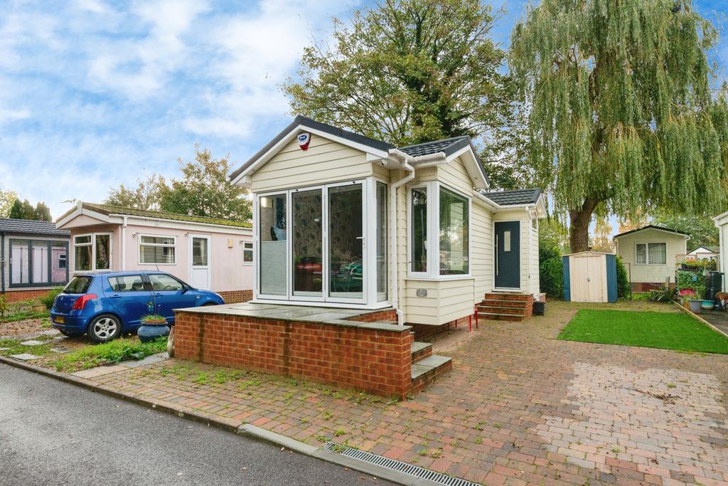 Willows Riverside Park, Windsor, Berkshire, SL4 1 bed park home for