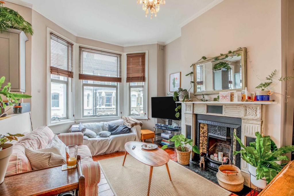 Mayflower Road, Clapham North, SW9 2 bed flat to rent £2,000 pcm (£
