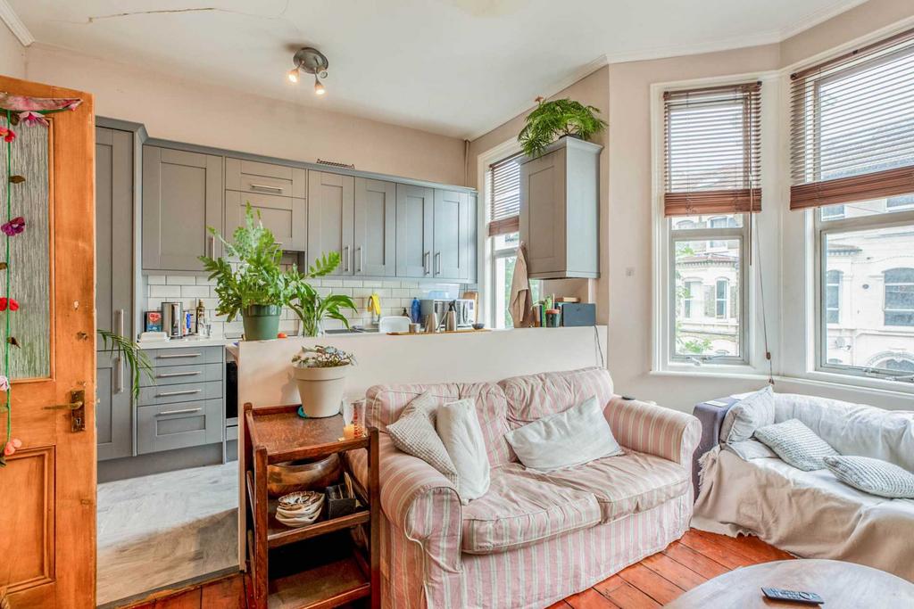 Mayflower Road, Clapham North, SW9 2 bed flat to rent £2,000 pcm (£