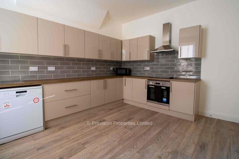 6 bedroom terraced house to rent, Brudenell Mount, Hyde Park LS6