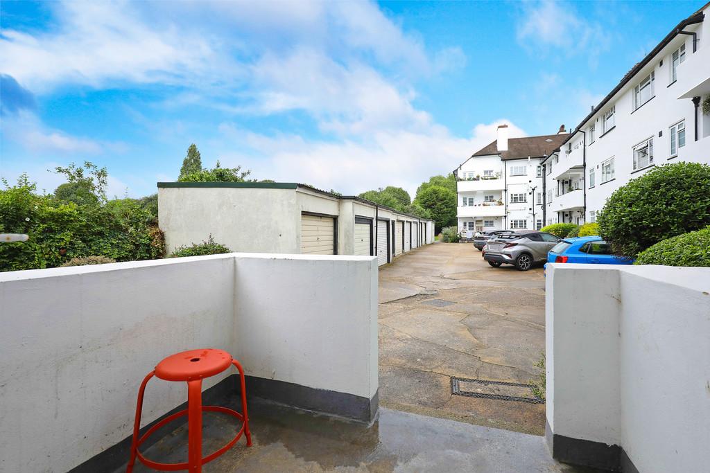 Chertsey Road, Twickenham 2 bed apartment to rent £1,700 pcm (£392 pw)