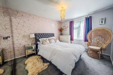 82 Wren Path, London, SE28 0DX