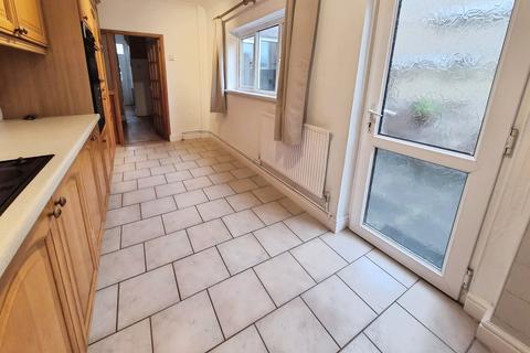3 bedroom terraced house to rent, Oak Street, Newport,