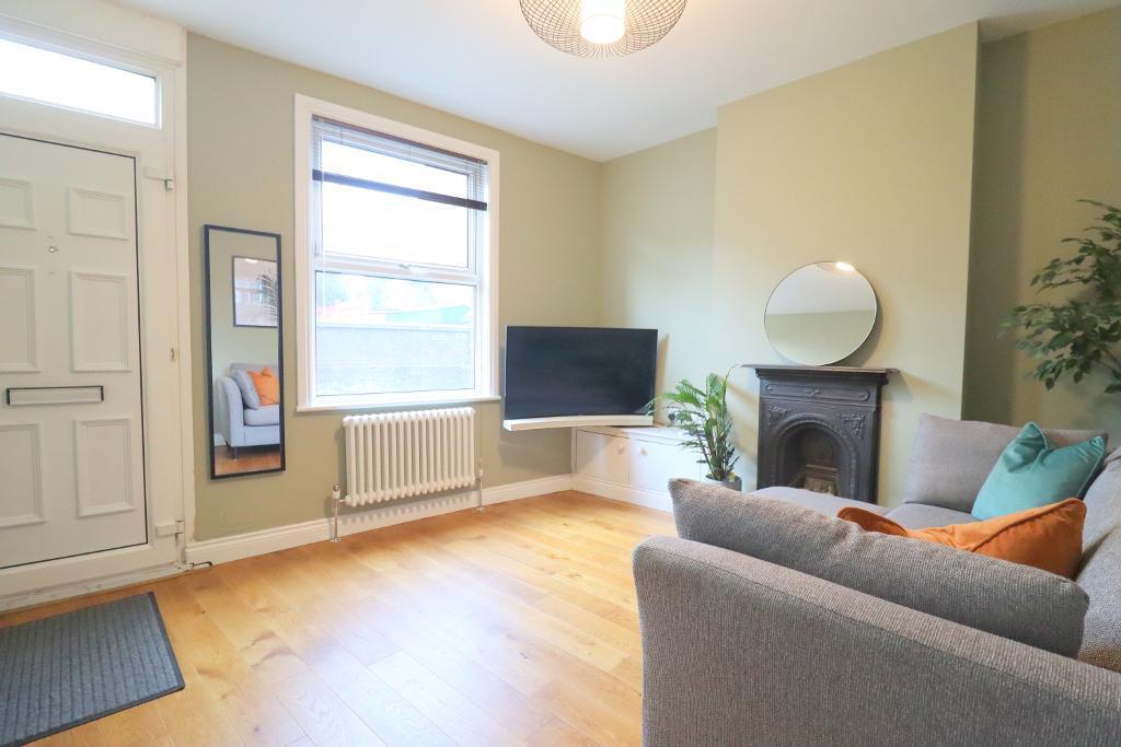 Farley Hill, Town Centre, Luton, Bedfordshire, LU1 5EE 3 bed terraced