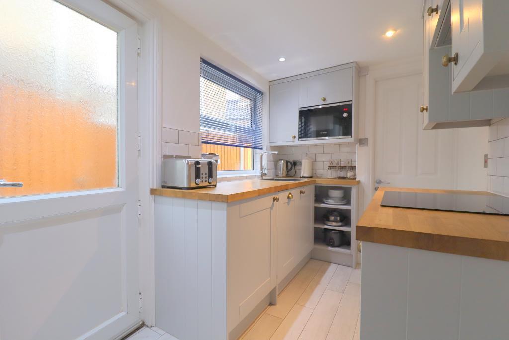 Farley Hill, Town Centre, Luton, Bedfordshire, LU1 5EE 3 bed terraced