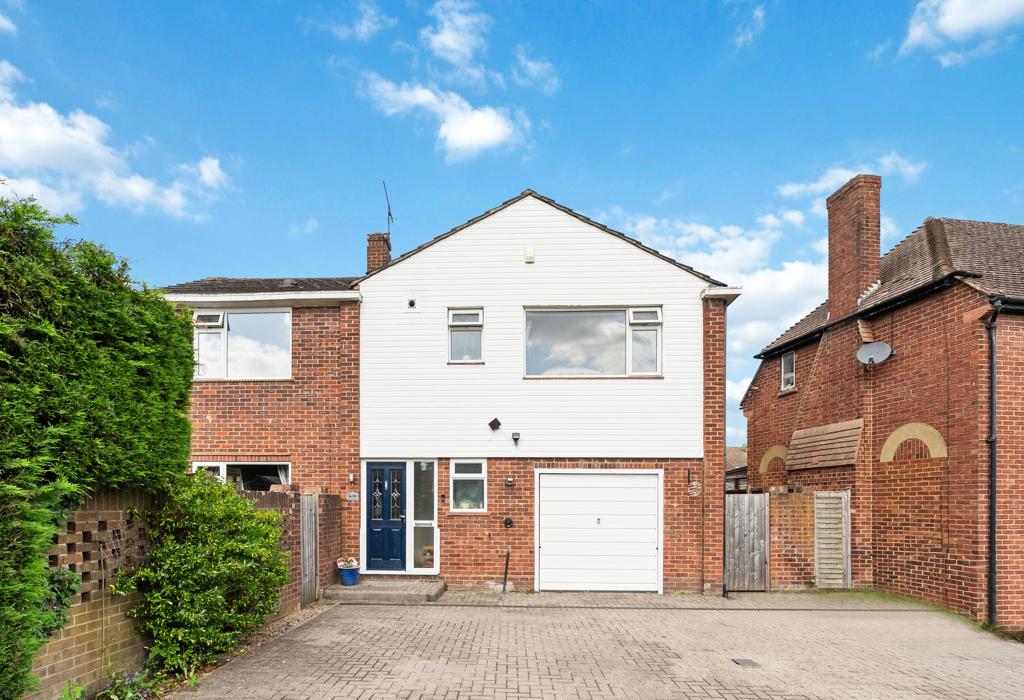 Riverside Close, (Private Road)... 4 bed detached house for sale £845,000