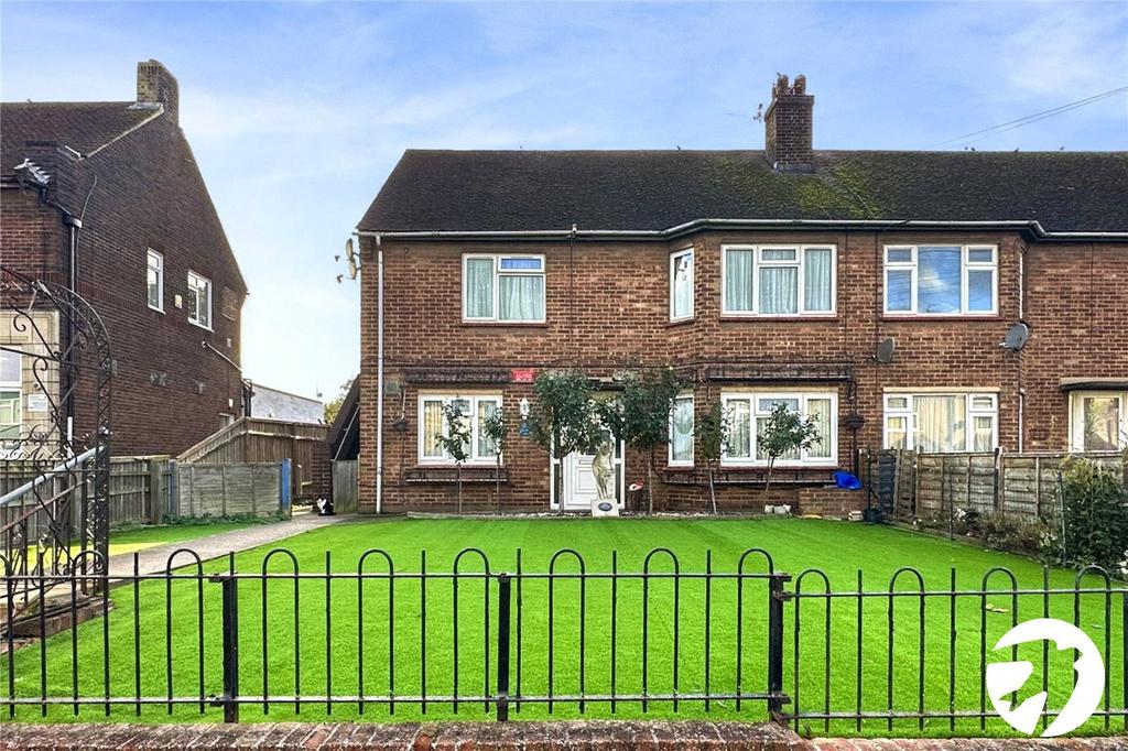 Knockhall Chase, Greenhithe, Kent, DA9 2 bed for sale £240,000