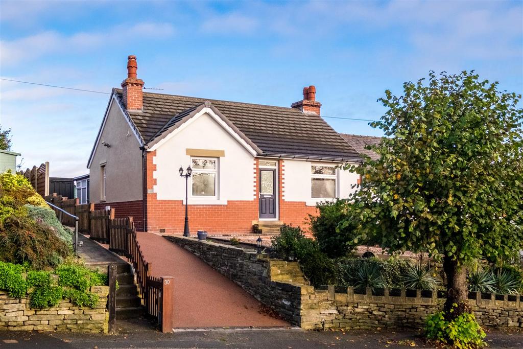 Kaye Lane, Huddersfield 2 bed semidetached bungalow for sale £239,950