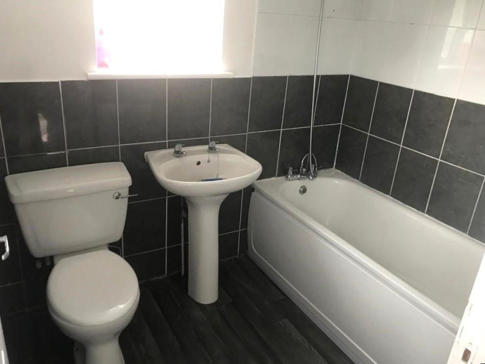 Family Bathroom 2.jpg