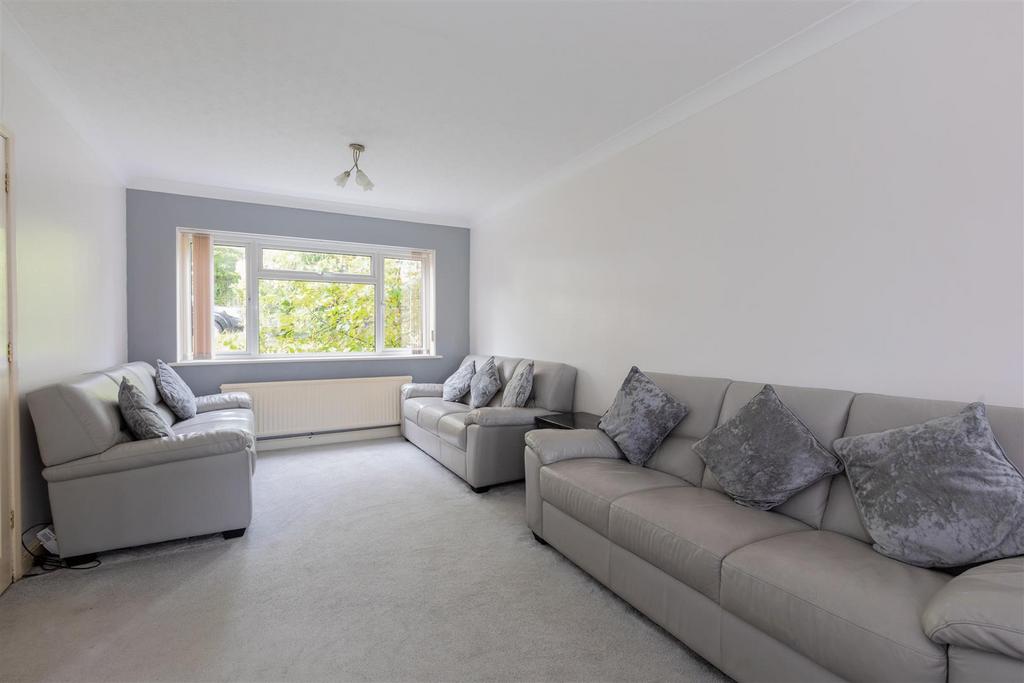 Longleat Gardens, Maidenhead 3 bed terraced house for sale £380,000