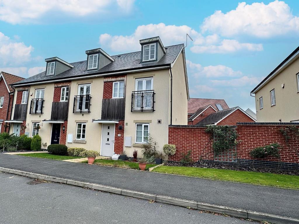 Towpath Avenue, Pineham Lock, Northampton NN4 3 bed townhouse for sale