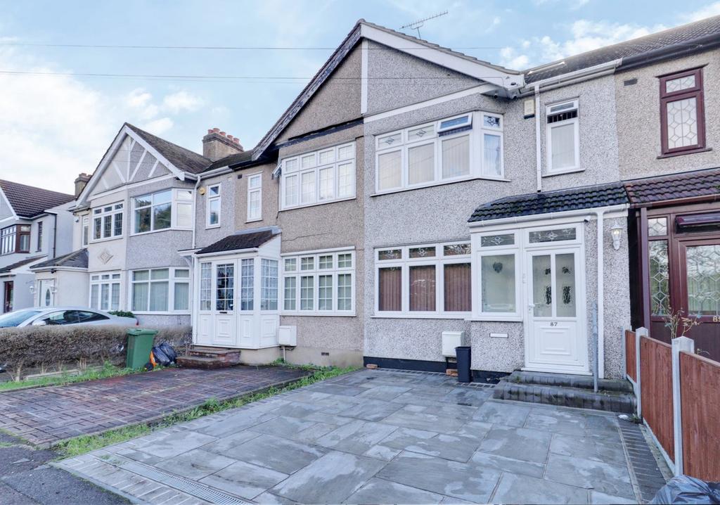 Wentworth Way, Rainham RM13 3 bed terraced house for sale £390,000