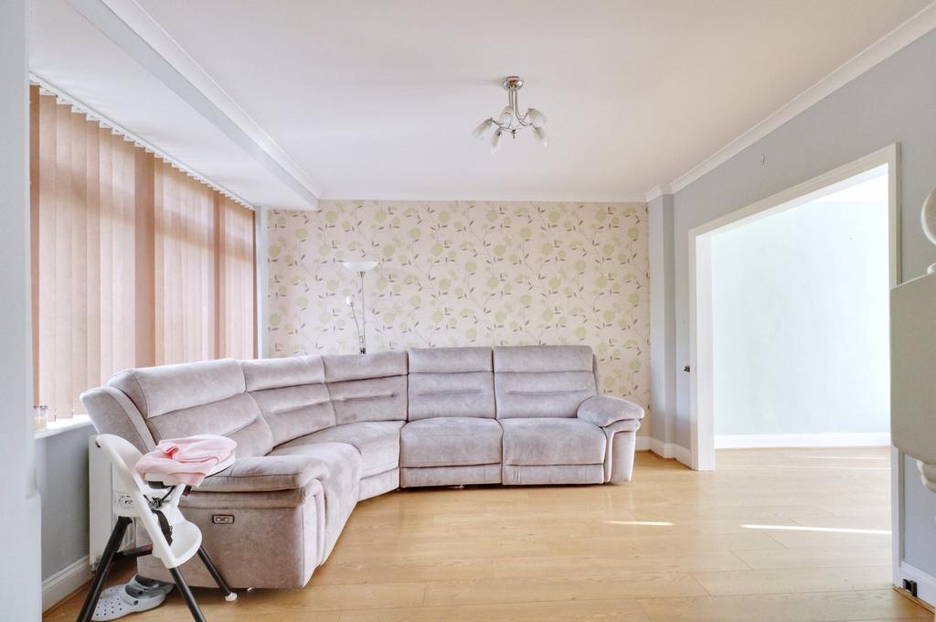 Wentworth Way, Rainham RM13 3 bed terraced house for sale £390,000