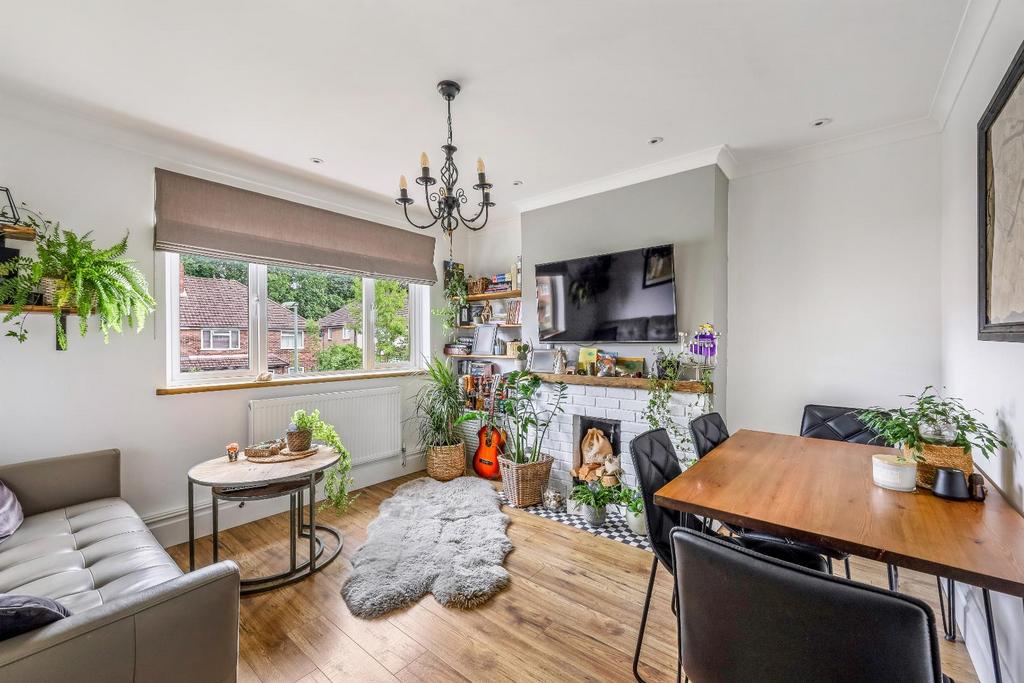 Stoneleigh Park Road, Stoneleigh 2 bed £365,000