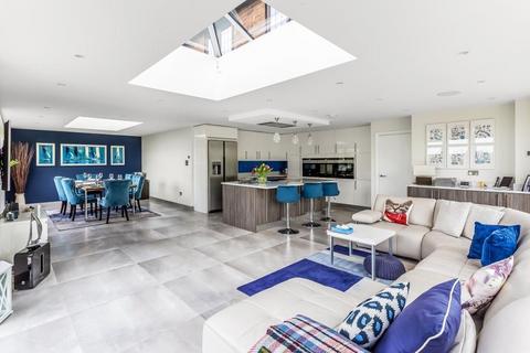 7 Maplehurst, Leatherhead, KT22 9NB