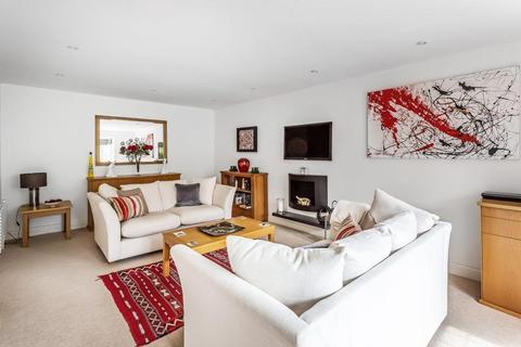 7 Maplehurst, Leatherhead, KT22 9NB