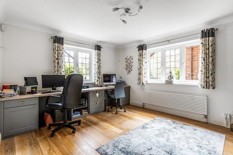 7 Maplehurst, Leatherhead, KT22 9NB