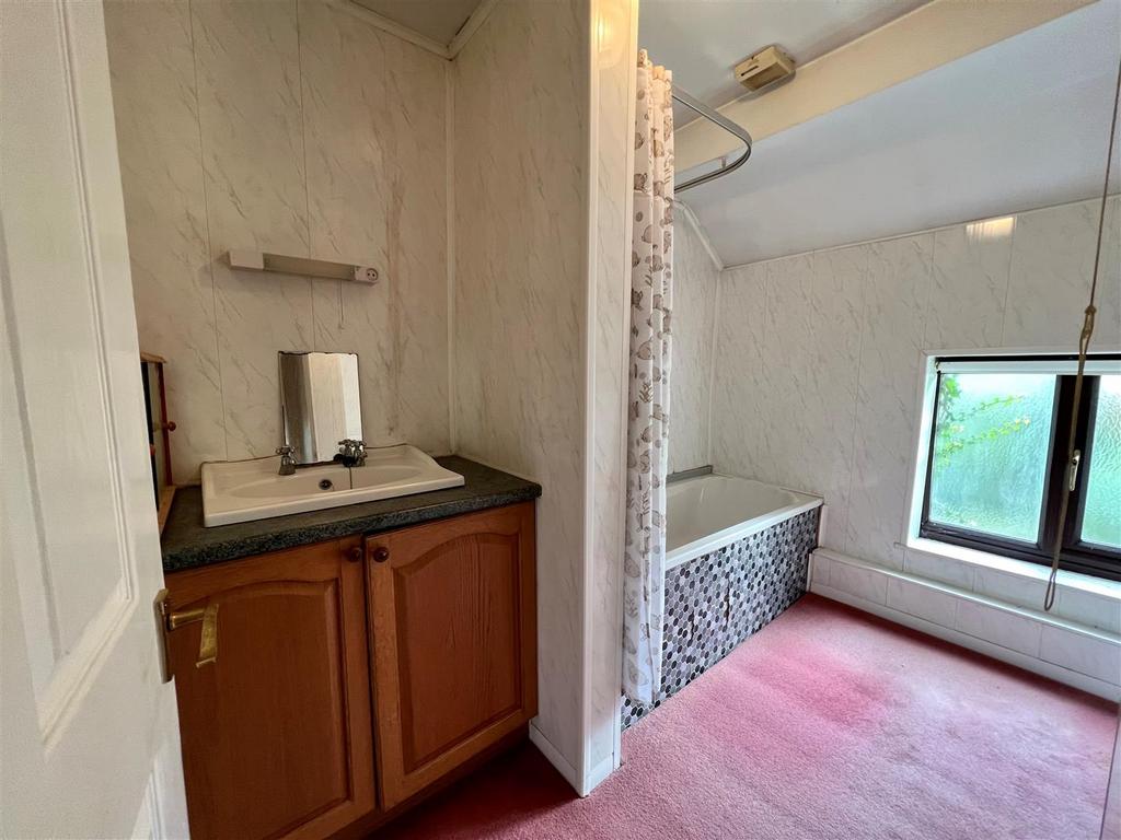 Bathroom 2.jpg