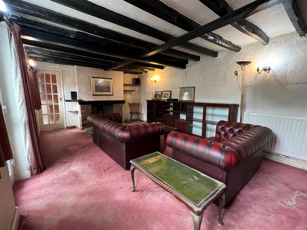 Lounge 1.jpg