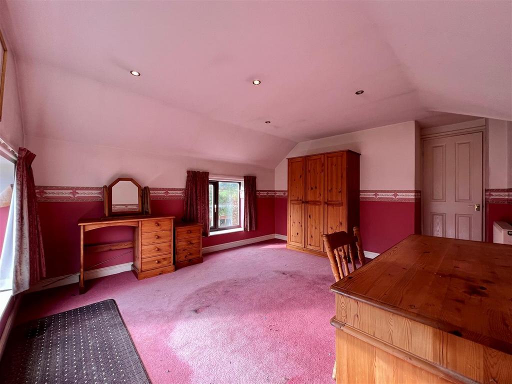 Bedroom 1  2.jpg