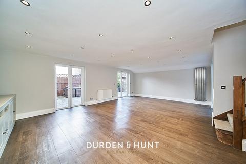 3 bedroom detached house for sale - Queens Road, Buckhurst Hill, IG9
