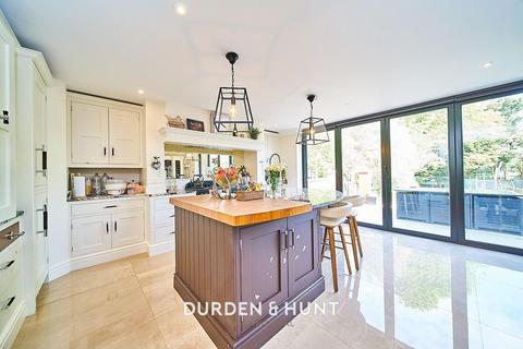 57 Queens Road, Loughton, IG10 1RR